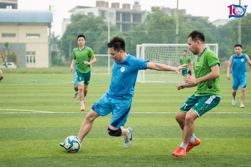 A group of men playing football

Description automatically generated